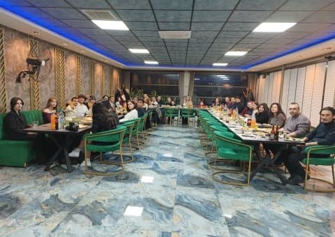 Öğrencimiz sahnede sunum yaparken